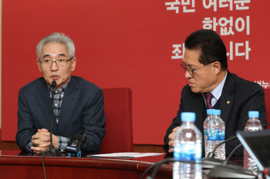 새누리당 이진곤 윤리위원장(왼쪽), 정운천 의원(오른쪽) 등 윤리위원들이 13일 오후 서울 여의도 당사에서 친박계 지도부가 친박 인사들을 윤리위원으로 충원한 데 대해 반발, 전격 사퇴를 선언하는 기자회견을 하고 있다.